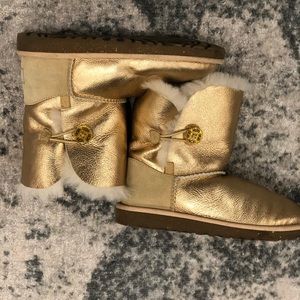 Girls Ugg Australia bailey button in metallic gold